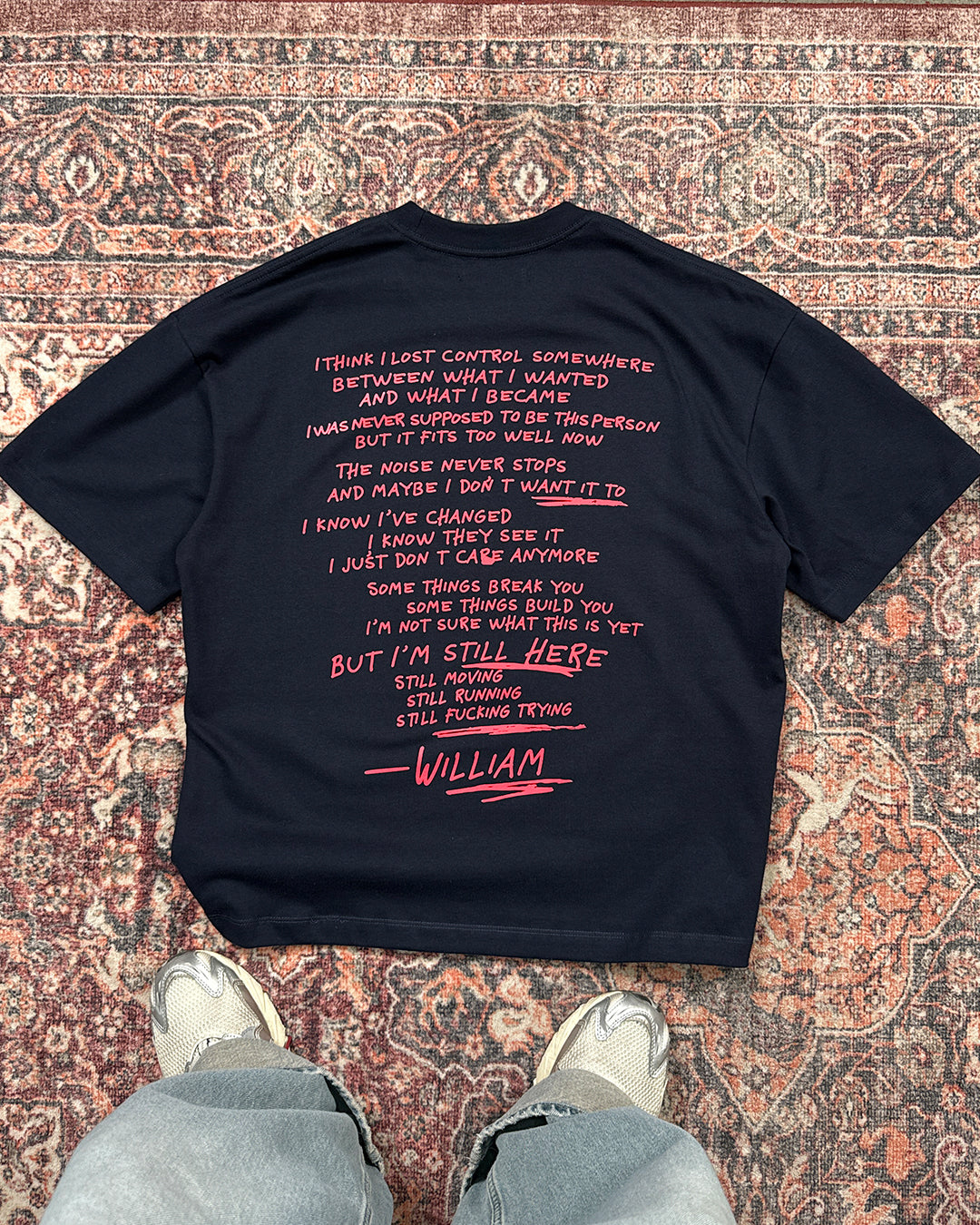 Still here playera semi oversize