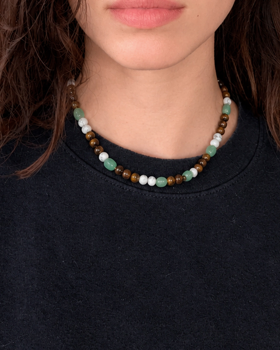 Forest collar puesto sobre playera negra