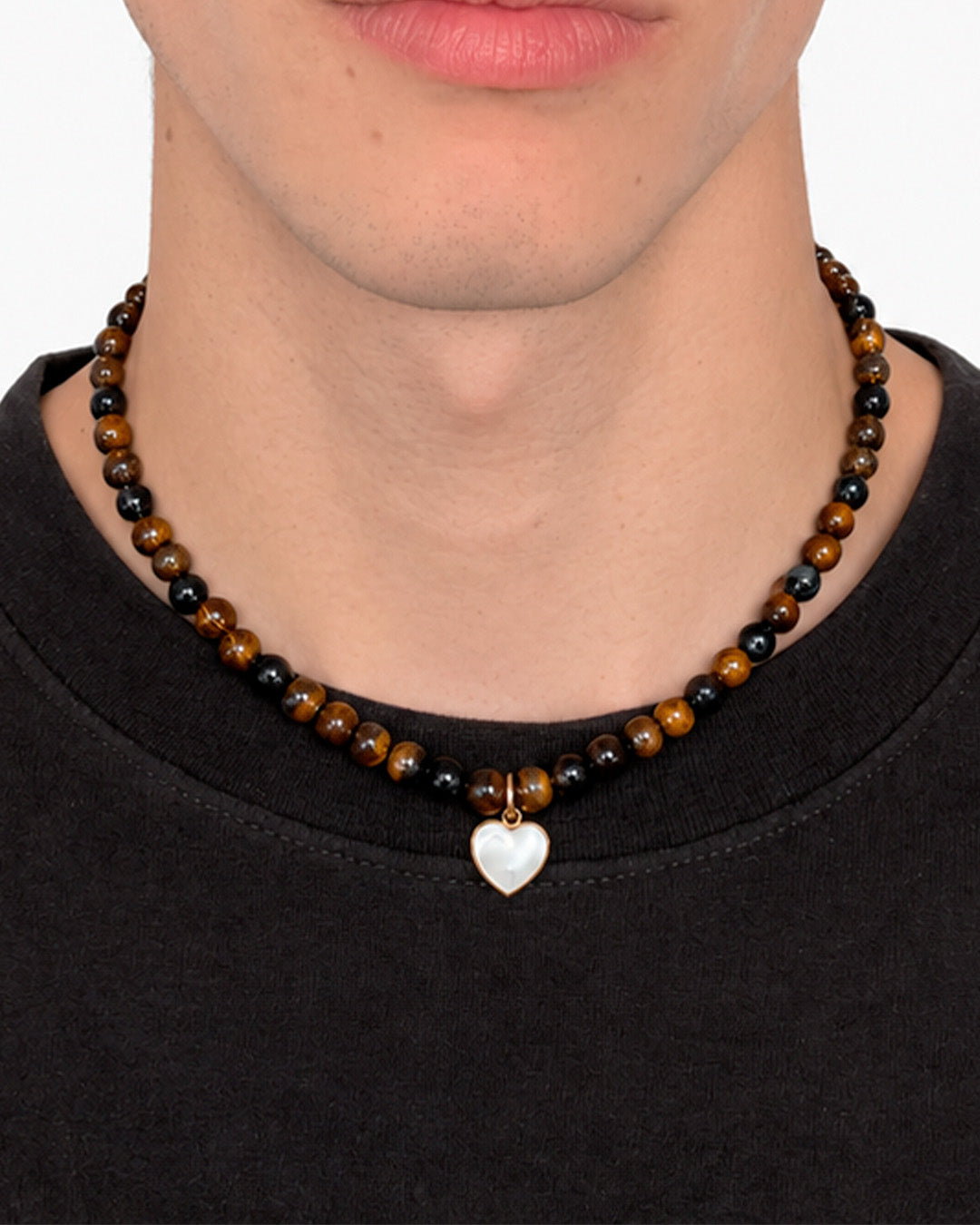 Brown Heart collar puesto sobre playera negra