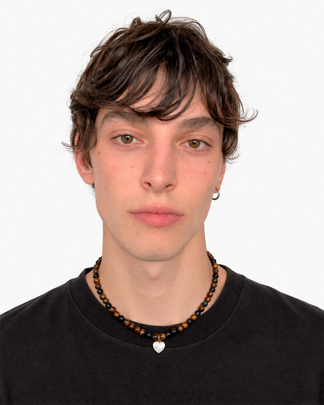 Modelo usando el Brown Heart collar de William