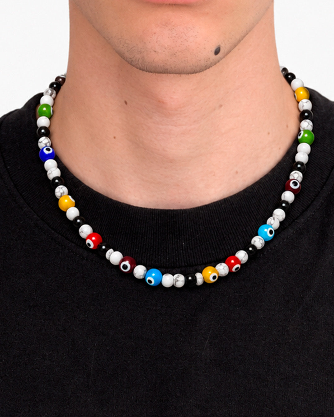 Evil Eye collar puesto sobre playera negra