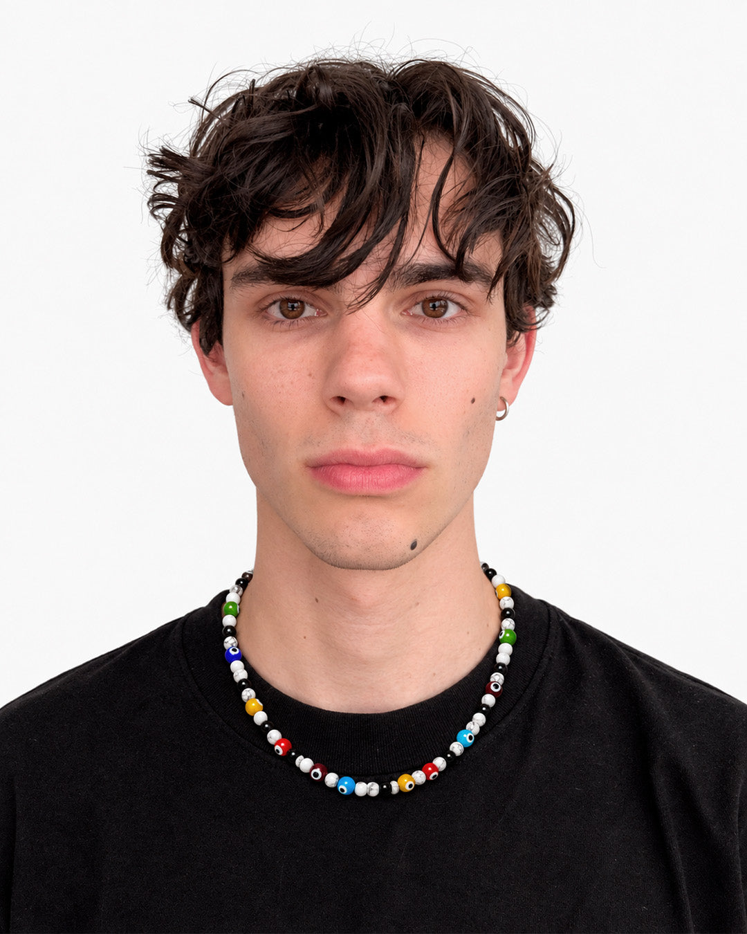 Modelo usando el Evil Eye collar de William