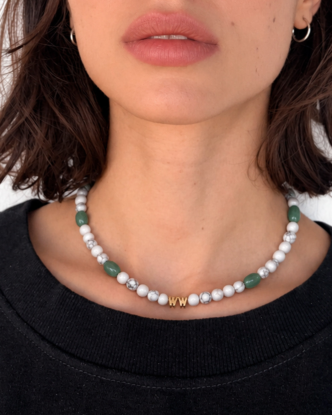 WW Mint collar puesto sobre playera negra